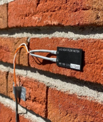Surface-mounted heat flux sensors on building façades